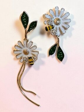 🐝🌼BOGO* Floral Daisy & Bee Mismatched Dangle Drop Earrings - NWOT